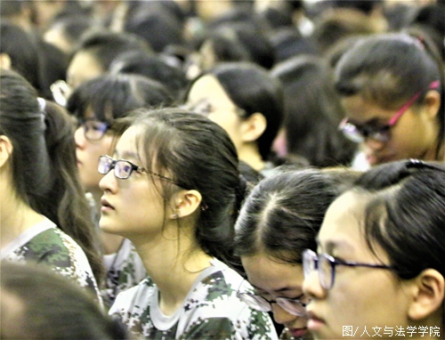 新生们认真听讲.JPG 新生们认真听讲.JPG