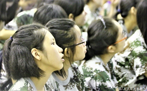 新生们认真听讲 (2).JPG 新生们认真听讲 (2).JPG