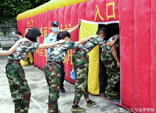 搭着肩膀进入模拟火灾现场.jpg 搭着肩膀进入模拟火灾现场.jpg