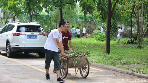 公司志愿者清理校园(1).jpg 公司志愿者清理校园(1).jpg