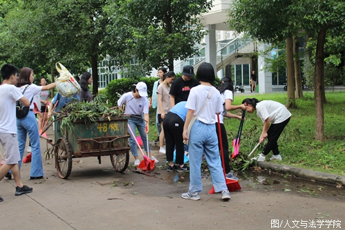 公司志愿者清理校园(2).JPG 公司志愿者清理校园(2).JPG